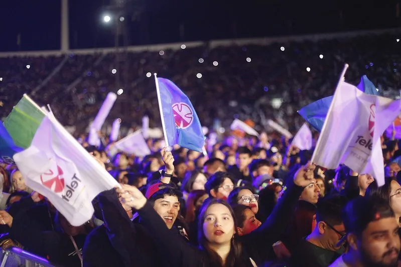 Público del Estadio Nacional durante la campaña Teletón 2025, con banderas Teletón.